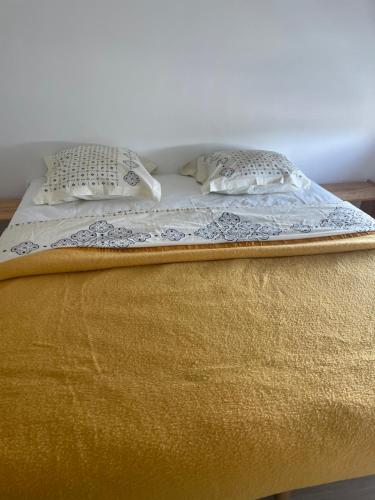 un lit avec deux oreillers dessus dans l'établissement Home chic et renové, à Rouen