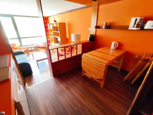 Cette petite chambre dispose d'une table en bois et d'un bureau. dans l'établissement Appartement 3 chambres au pied des pistes avec garage et Wi-Fi - FR-1-292-186, à Isola
