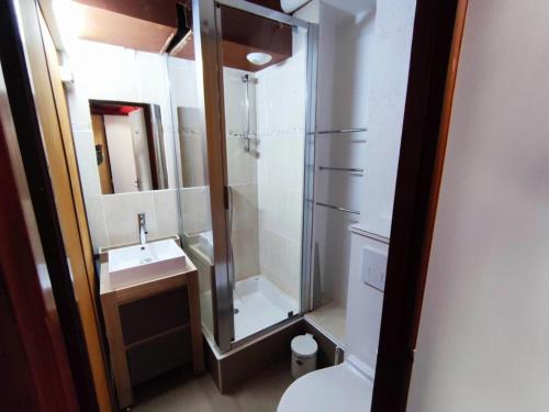 伊索拉的住宿－Appartement Isola 2000, 4 pièces, 8 personnes - FR-1-292-186，带淋浴、盥洗盆和卫生间的浴室