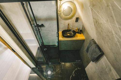 Baño pequeño con lavabo y espejo en Chata Auri / Hütte Auri, en Kaplice