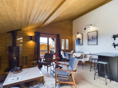 un salon avec une table et des chaises dans l'établissement T4 duplex centre La Rosière, rénové, 8 pers, parking, wifi, proche pistes - FR-1-398-654, à Montvalezan