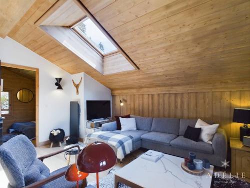 - un salon avec un canapé et une lucarne dans l'établissement T4 duplex centre La Rosière, rénové, 8 pers, parking, wifi, proche pistes - FR-1-398-654, à Montvalezan