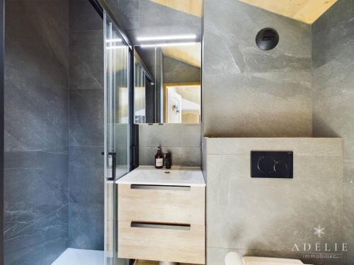 une salle de bain avec un lavabo et un miroir dans l'établissement T4 duplex centre La Rosière, rénové, 8 pers, parking, wifi, proche pistes - FR-1-398-654, à Montvalezan