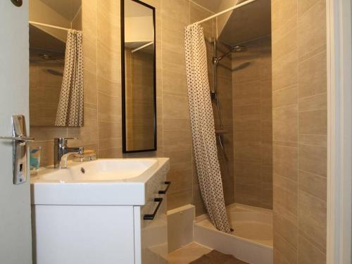 une salle de bain avec un lavabo et une douche dans l'établissement Spacieux T2 rénové proche étang de Thau, climatisé, terrasse, parking, WiFi à 800m des thermes - FR-1-553-207, à Balaruc-les-Bains