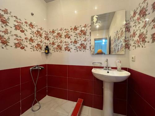 a bathroom with a sink and red tiles at Z Narek in Elar
