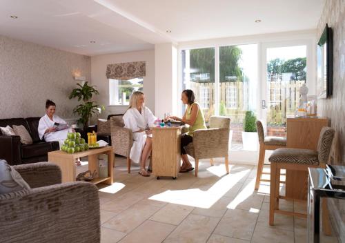 un grupo de personas sentadas en una sala de estar en The Bridge Hotel and Spa, en Wetherby