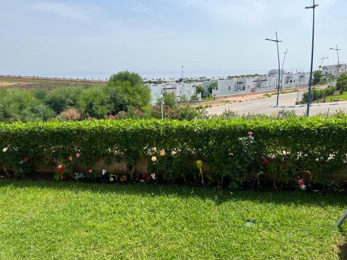 Photo de la galerie de l'établissement Bel appartement avec jardin, à Fnideq