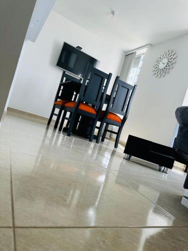 a group of four chairs sitting in a room at Cómodo y Completo Apartamento, Excelente Ubicación, Cerca Expofuturo, Estadio, Ukumari - Incluye Parqueadero - Pereira in Pereira