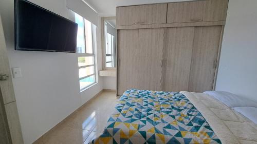 En eller flere senge i et værelse på Cómodo y Completo Apartamento, Excelente Ubicación, Cerca Expofuturo, Estadio, Ukumari - Incluye Parqueadero - Pereira