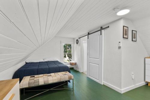 - une chambre blanche avec un lit dans l'établissement Downtown Napa HOT TUB Retreat - 3 Bed l 2 bath, à Napa