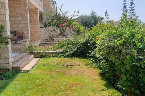 Een tuin van Chalet with Garden in Zohor Village, North Coast.