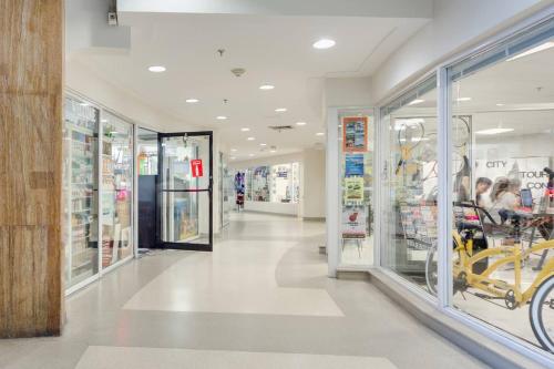 マイアミビーチにあるBeachfront Property Pool Gym Tennis Miami Beach!のガラスのドアと棚のあるショッピングモールの通路