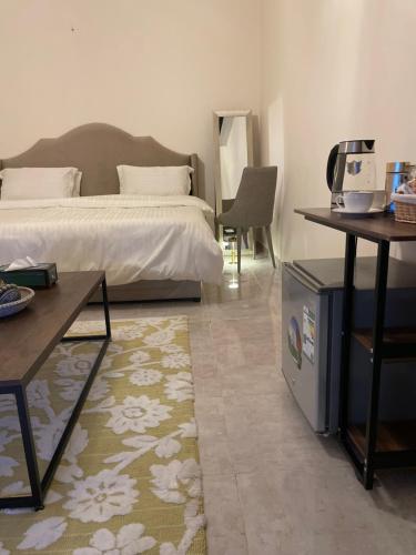 1 dormitorio con cama, mesa y sidx sidx sidx de mesa en استديو عائلي بمدخل خاص ودخول ذاتي en Riyadh Al Khabra