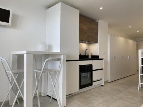 Studio cabine avec terrasse, piscine et parking près de la plage Cannes la Bocca - FR-1-609-74