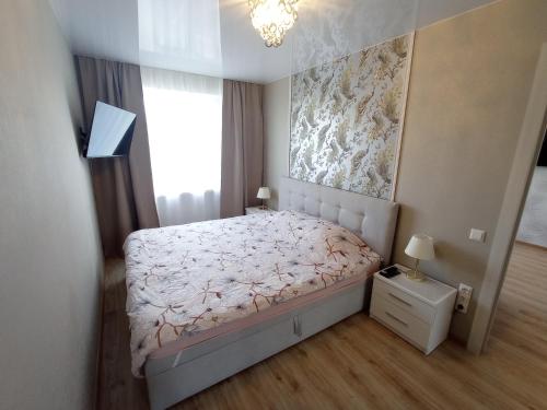 a small bedroom with a bed and a window at New Energia apartment in center city in Narva