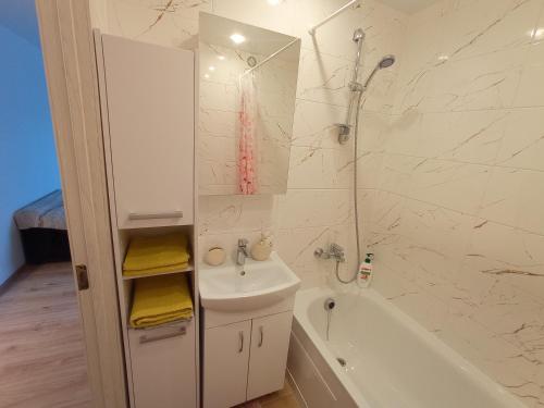 y baño con lavabo, bañera y ducha. en New Energia apartment in center city, en Narva