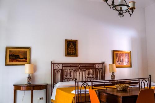 una camera con letto, tavolo e sedie di MONOLOCALE CASENUOVE con GIARDINO a Castiglioncello
