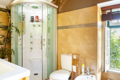 a bathroom with a toilet and a shower at B&B Quarto Verde Estilo Africano 