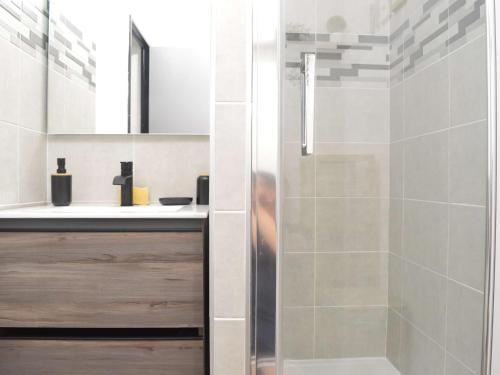 une salle de bain avec douche et lavabo dans l'établissement Appartement Refait à Neuf, 5 Couchages, à 50m de la Plage, Parking Privé - Narbonne Plage - FR-1-229B-95, à Narbonne