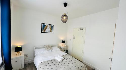 Postel nebo postele na pokoji v ubytování Charming 4 Bed House with work space & street parking