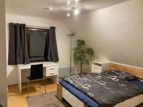 Giường trong phòng chung tại Märchenhafte FeWo White auf dem Berg im Sauerland