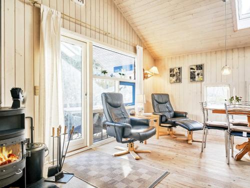 een woonkamer met 2 stoelen en een tafel bij 8 person holiday home in Nex in Vester Sømarken