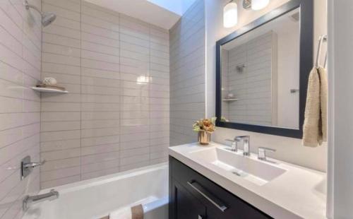 Bathroom sa Beautiful Canton Home w/rooftop deck +Private parking