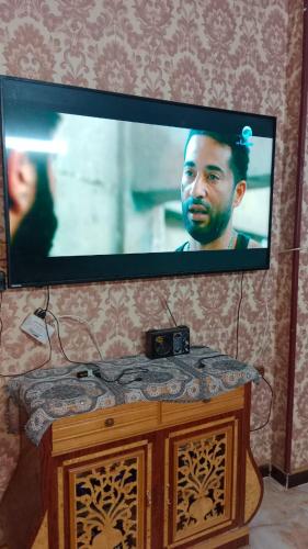telewizor z płaskim ekranem siedzący na stole w obiekcie Facebook w mieście Zāwiyat al Amwāt