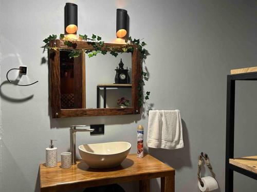 La salle de bains est pourvue d'un lavabo et d'un miroir. dans l'établissement San Vicente Views, à San Isidro