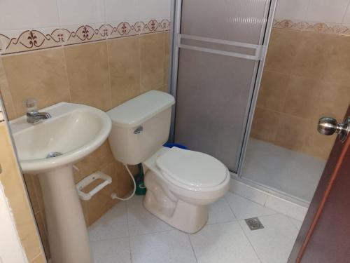 e bagno con servizi igienici, lavandino e doccia. di Apartamento amoblado Neiva¡! capacidad 2 personas a Neiva