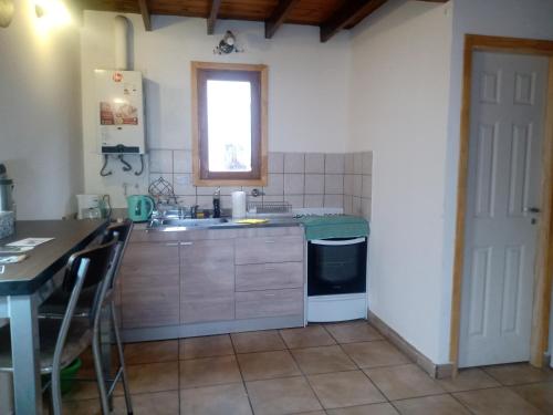 una cucina con lavello e fornello di ARoss a Ushuaia