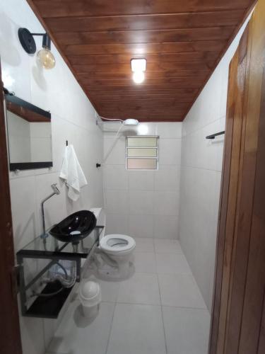 a small bathroom with a toilet and a sink at Casa da Vovó na Pousada Sitio Pauletto - com Cozinha, Churrasqueira e Decoração in Jarinu