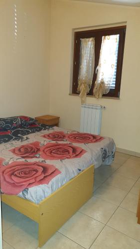 - une chambre avec un lit orné de roses rouges dans l'établissement Villetta in residence privato totale relax, à Campomarino
