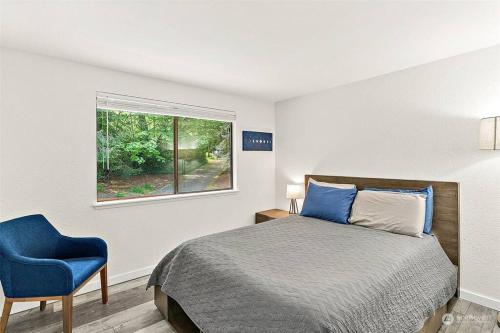 Ein Bett oder Betten in einem Zimmer der Unterkunft Secluded Sanctuary With a View of The Puget Sound