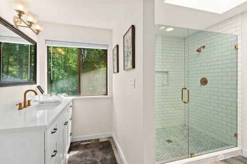 Ein Badezimmer in der Unterkunft Secluded Sanctuary With a View of The Puget Sound