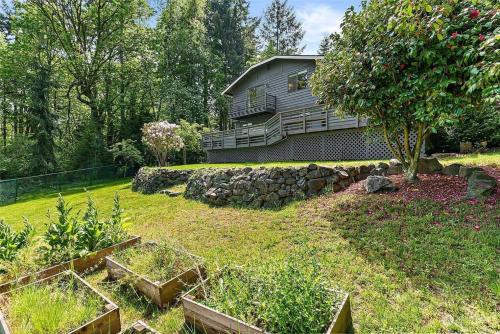 Ein Garten an der Unterkunft Secluded Sanctuary With a View of The Puget Sound