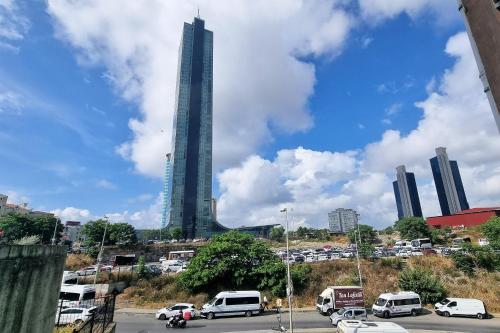 uma cidade com um edifício alto ao fundo em 2 BR Tower View Retreat em Istambul