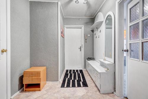 uma casa de banho com um lavatório e um espelho em Private rooms with balcony next to station em Vilnius