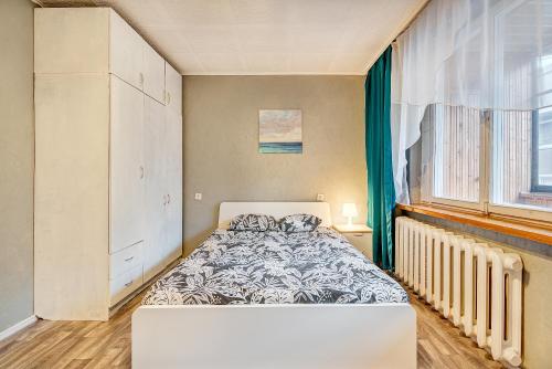Un pat sau paturi într-o cameră la Private rooms with balcony next to station