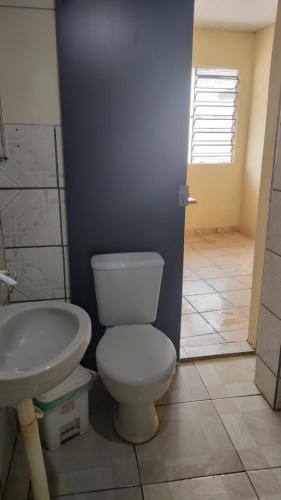 y baño con aseo blanco y lavamanos. en próx da UFOPA BEM LOCALIZADO, en Santarém