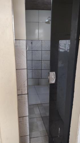 baño con ducha y puerta de cristal en próx da UFOPA BEM LOCALIZADO, en Santarém