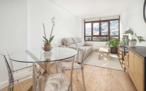 een woonkamer met een glazen tafel en een bank bij Elurra II Confort in Formigal