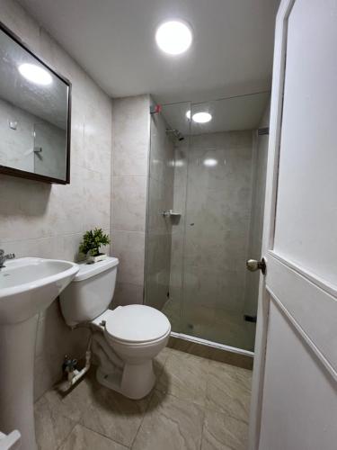 een badkamer met een toilet, een wastafel en een douche bij Maja Hospedaje Apartamento con aire frente al Mar in Cartagena