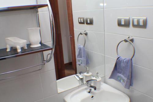 W łazience znajduje się umywalka i lustro. w obiekcie Depto a orilla del río Calle Calle w mieście Valdivia