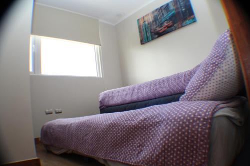 - une chambre avec un lit et une fenêtre dans l'établissement Depto a orilla del río Calle Calle, à Valdivia
