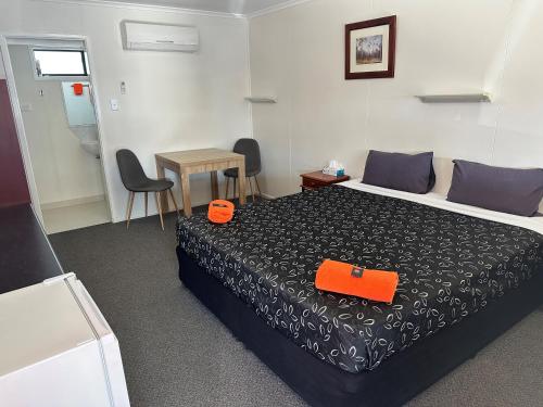 Postel nebo postele na pokoji v ubytování Winton Outback Motel
