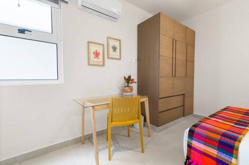 3 bedroom luxury condo next to beach & pools, ac and internetにあるベッド
