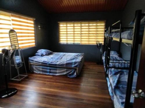 Katil dua tingkat atau katil-katil dua tingkat dalam bilik di JMB Guest house and Pool