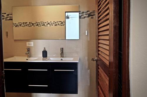 bagno con lavandino e specchio di Casa Carmen Culebra- Suez a Culebra