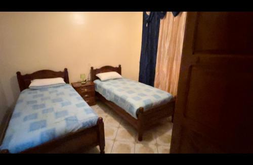 due posti letto in una piccola stanza con tre letti di apparemment carabonita a El Jadida